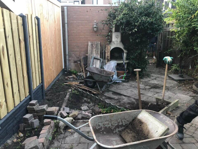 achtertuin uitgraven keramische tegels